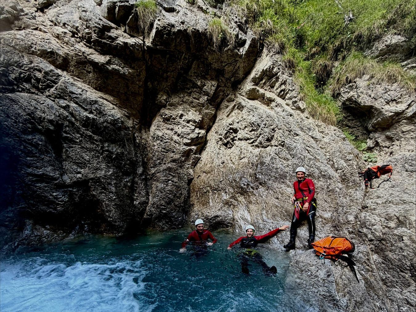 Türkisfarbenes Wasser fließt durch eine enge Kalksteinschlucht mit grünen Hängen